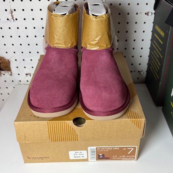 Koolaburra UGG Victoria Mini Ankle Boots in Burgundy and Tan - Picture 4 of 6